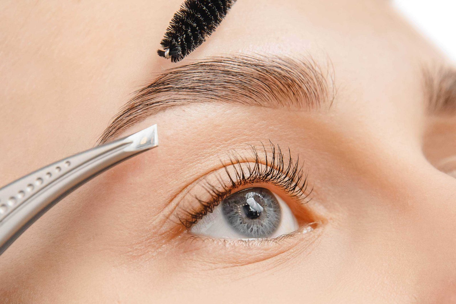 Brow Shaping with Wax