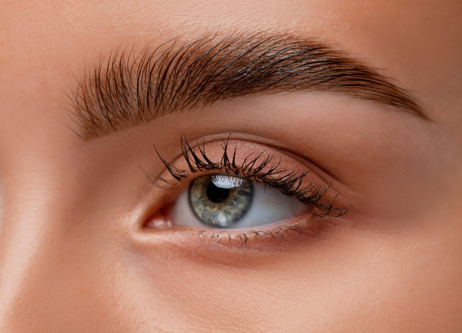Brow Shaping with Tweezers